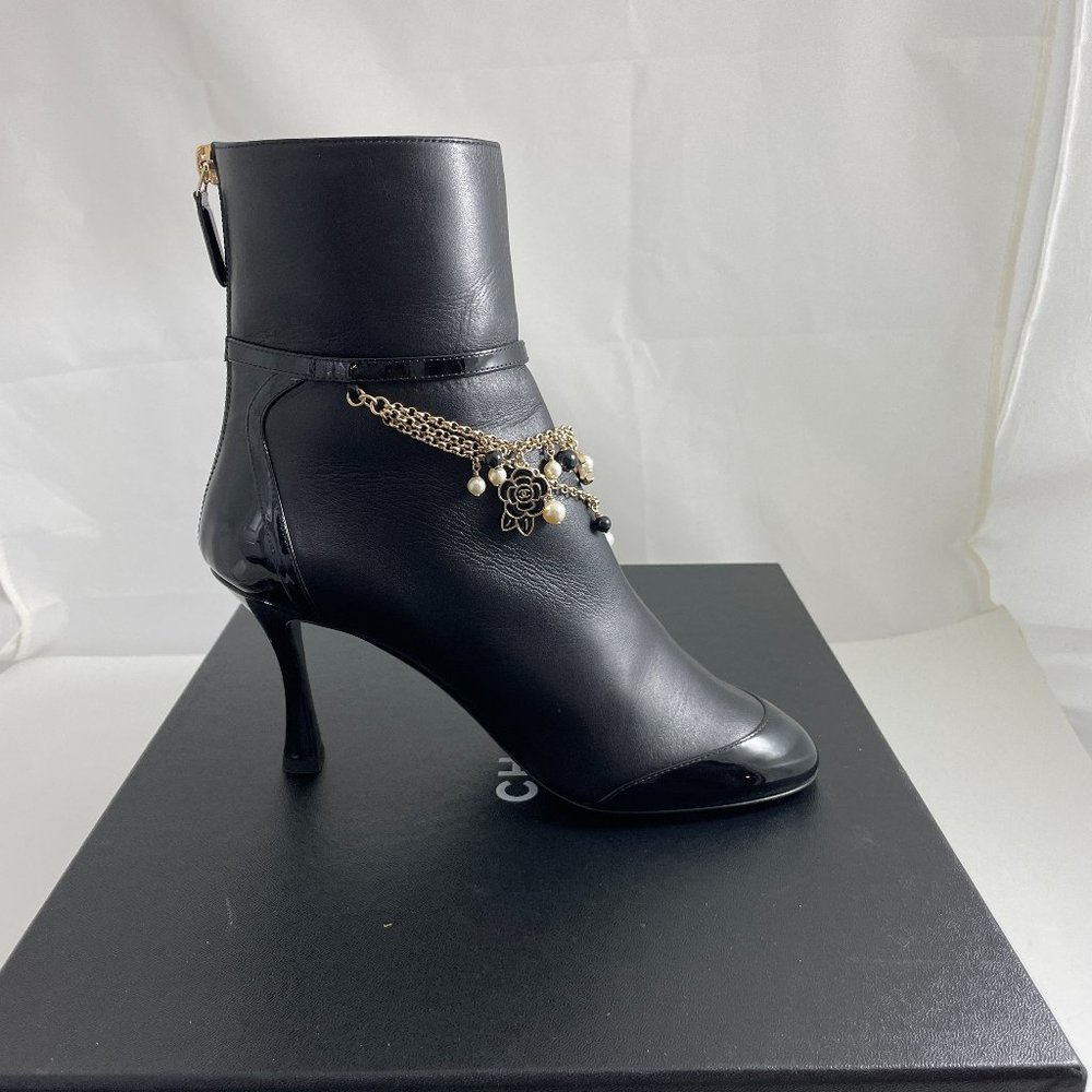 CHANEL $2020 20A BLACK CC DAINTY CHARM ZIP BACK BOOTIES SZ 38.5